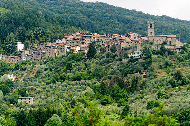 Colline nei pressi di Sant'Allucio, sulla via storica Firenze-Lucca